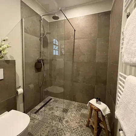 Boutique In With Garden * Saal